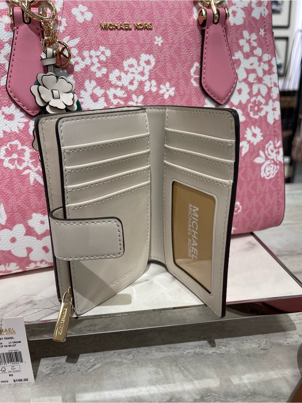 Michael Kors Jet Set Travel Medium Logo Debossed Billfold Wallet
Light Cream
NWT - Picture 14 of 16